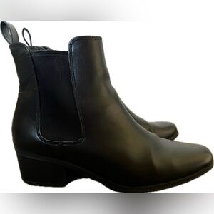 Women’s black leather pull on ankle boots with elastic panels. Size 8.5